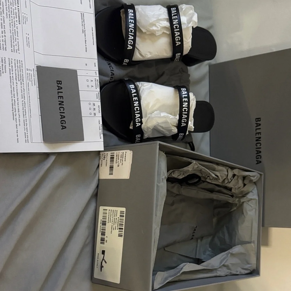 Balenciaga Elegant Gray Sandals - Picture 5 of 5